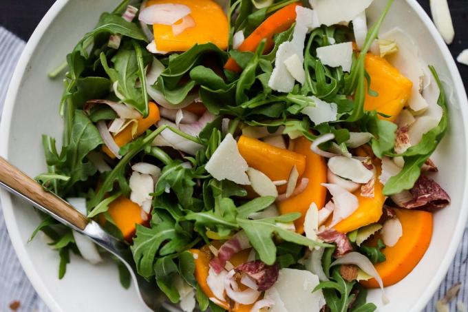 Recette: salades d'hiver en bonne santé avec Persimmon - aux amandes et parmesan