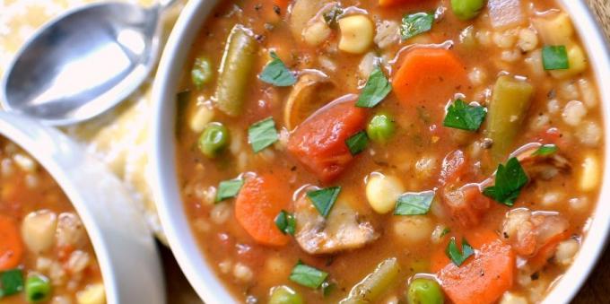 soupes de légumes: soupe à l'orge, les champignons et les pois chiches