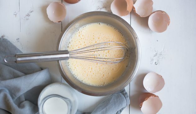 Quesadillas au fromage, Everch, moutarde et œufs brouillés: Fouetter les œufs, le sel et le lait pour les œufs brouillés