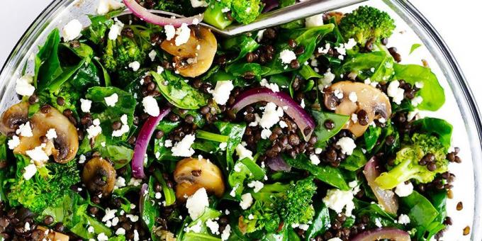 salade de légumes avec le brocoli, les épinards et les lentilles