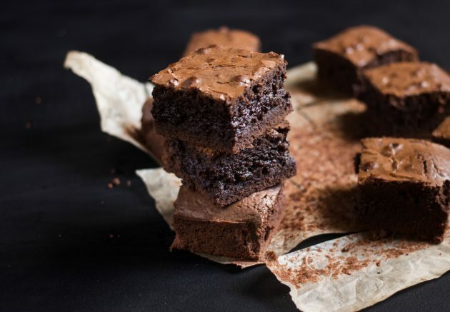 recette de brownie au chocolat: trancher les produits de boulangerie après refroidissement complet