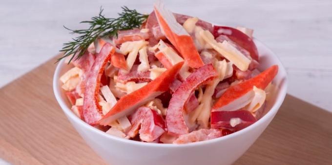 Salade de bâtonnets de crabe, la tomate, le fromage et le poivre