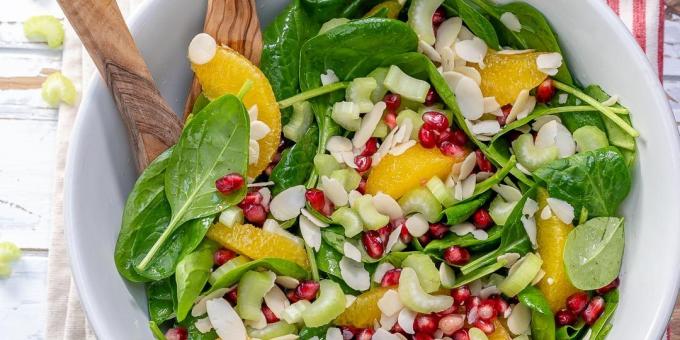 Salade d'épinards, les oranges, le céleri, la grenade et vinaigrette miel-agrumes