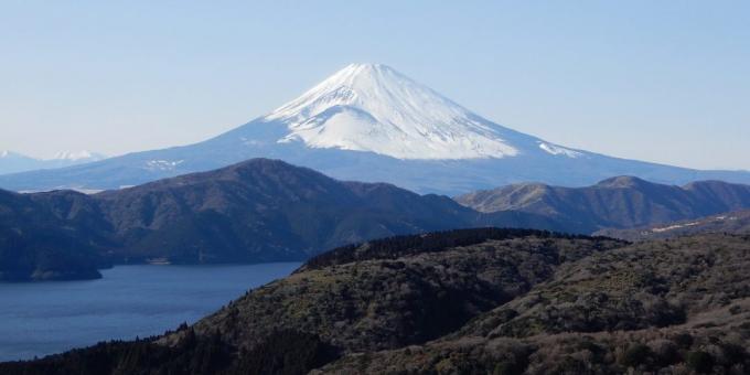 territoire asiatique attire les touristes en connaissance de cause: le Mont Fuji, Japon