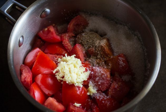 Confiture de tomates: placez les ingrédients dans une casserole