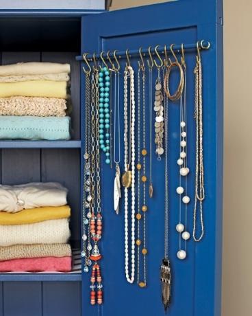 Stockage des bijoux sur des crochets dans le placard