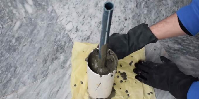 Comment faire une fontaine à faire soi-même: remplir la partie avec du mortier