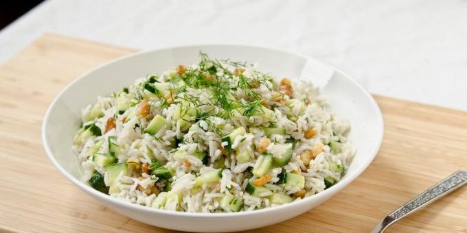 Salade de riz, concombre, noix et à la menthe