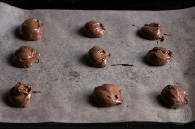 biscuits aux pépites de chocolat sans farine: tapisser la pâte sur le parchemin
