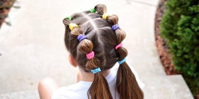 Coupes de cheveux pour les filles: faible ponytails avec des bandes de caoutchouc