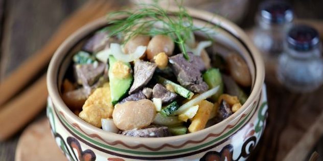 Salade de foie de poulet et des haricots en conserve