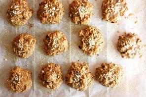 Biscuits à l'avoine avec des pommes et des noix