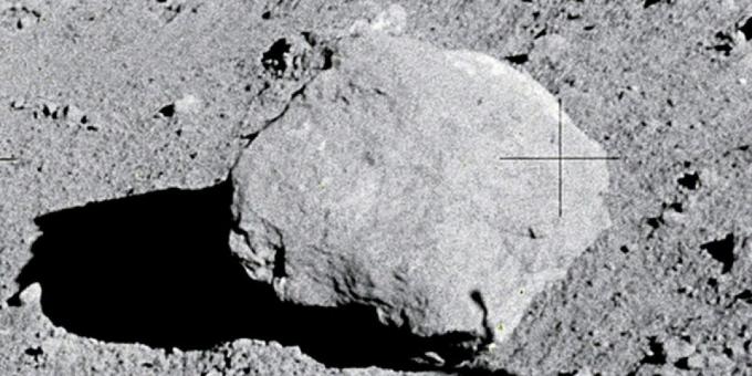 Voler vers la Lune encore beaucoup sont discutables: les rochers sur la Lune - requis