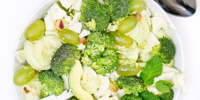 Salade de chou frais, le brocoli, les concombres et les raisins