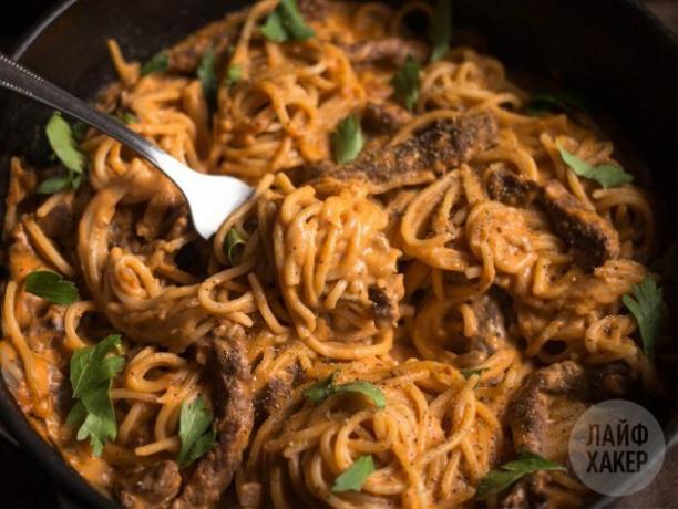 Pâtes au bœuf à la crème de tomate, servies parsemées de persil et de poivre