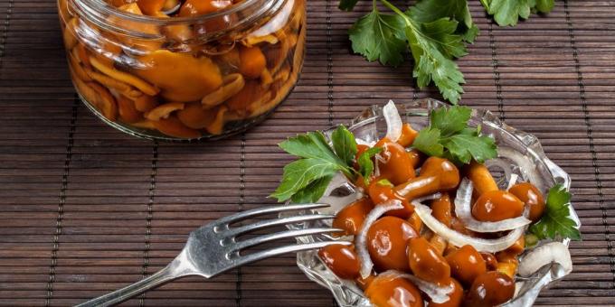 champignons marinés avec clous de girofle et le poivre: recette facile
