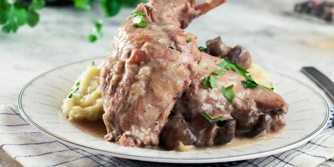 Lapin au four à la crème sure et aux champignons: une recette simple