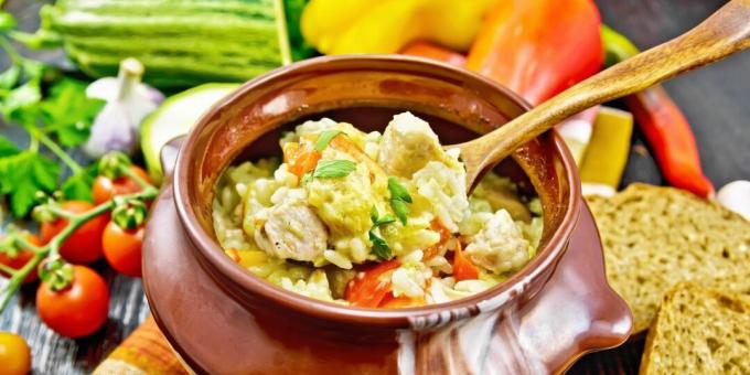 Poulet avec riz et légumes en pots