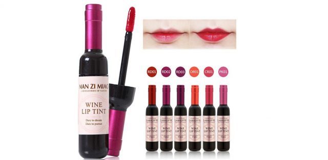 Rouge à lèvres dans une bouteille de vin
