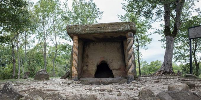 Attractions de Gelendzhik: dolmens Pshad et la ferme Dolmen