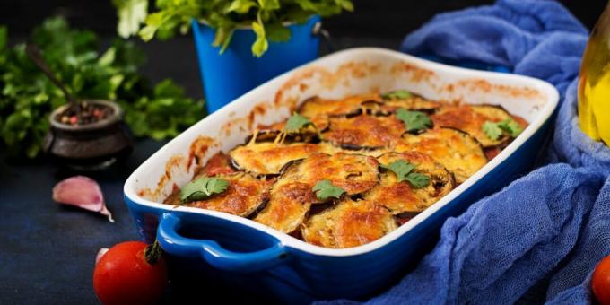 Casserole d'aubergines au poulet et sauce tomate