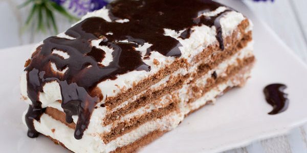 pâtisserie Cake à la crème fouettée et glaçage au chocolat