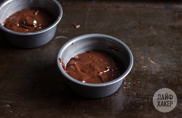 Fondant au chocolat: remplir à moitié les moules