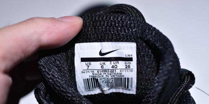 baskets originaux et leurs contrefaçons Nike: Recherchez l'étiquette indiquant la taille du pays de fabrication et le code