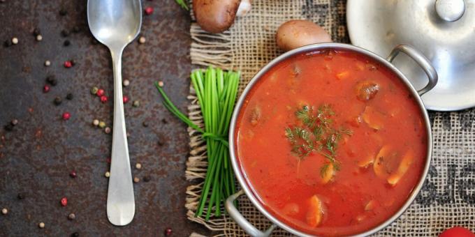 Soupe de tomates au poulet, chou et champignons