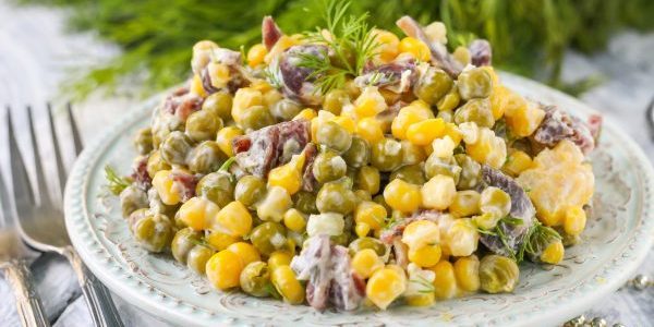 Salade de pois en conserve, le maïs et saucisses