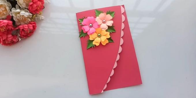 Coller au-dessus des fleurs et des feuilles de carte postale