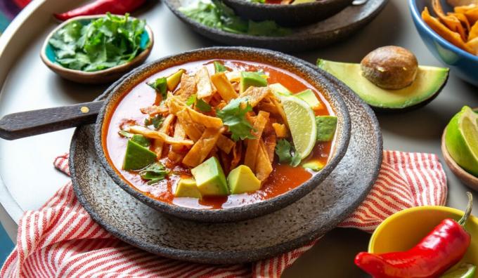 Soupe mexicaine aux tomates avec poulet, maïs et tortilla