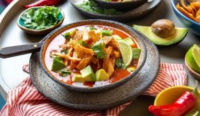 Soupe mexicaine aux tomates avec poulet et tortilla