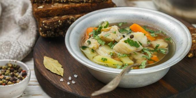 Soupe de poisson simple avec des légumes dans une mijoteuse