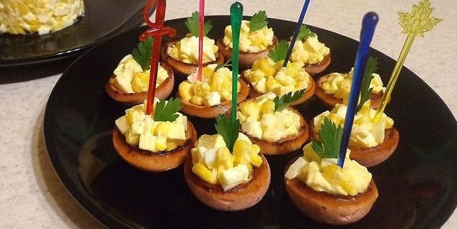 Recettes des petits fours de paniers saucisse avec du maïs, du fromage et des œufs