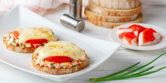 Sandwichs chauds avec bâtonnets de crabe et fromage