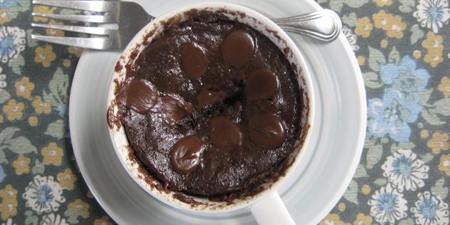 Recettes des repas rapides: petit gâteau au chocolat dans une tasse