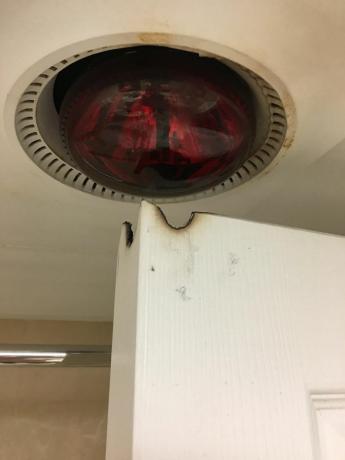 lampe dangereuse dans la salle de bain