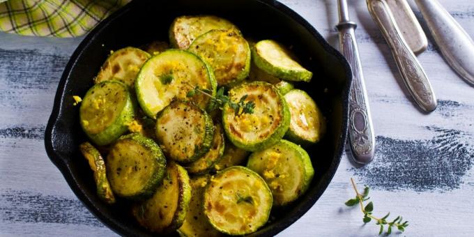 Courgettes frites à l'ail, au thym et au citron