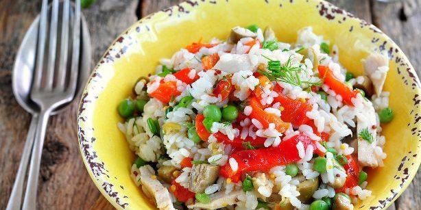 Salade de riz, poulet, poivrons cuits au four, les pois et les olives