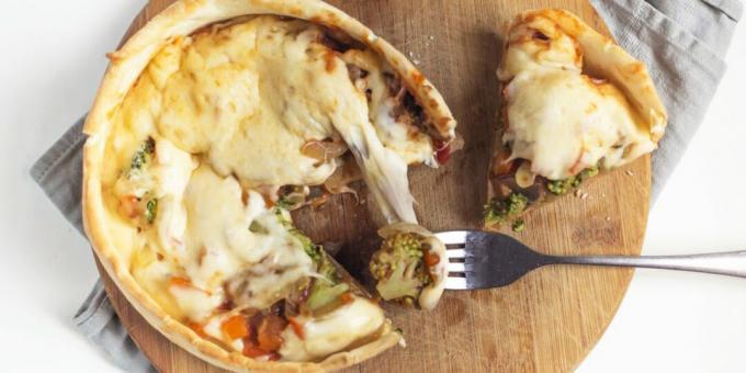 Pizza renversée aux champignons, fromage et brocoli