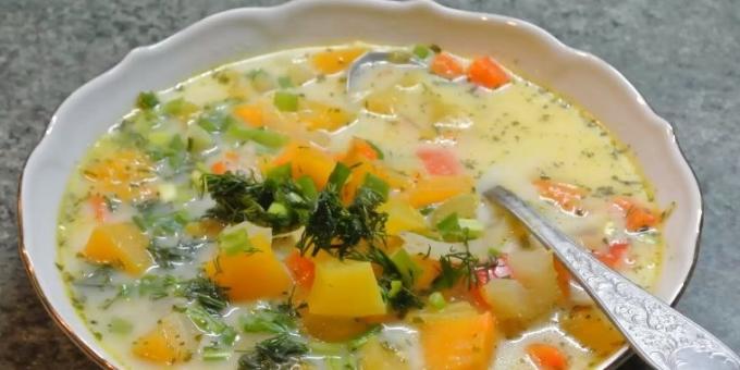 Soupe aux légumes avec de la citrouille et la crème