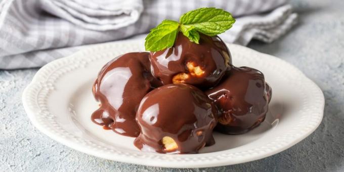 Profiteroles à la crème anglaise et sauce au chocolat