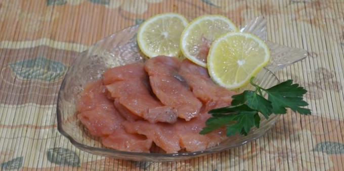 Comment mariner le saumon rose avec du beurre
