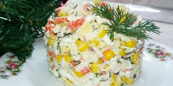 Salade de bâtonnets de crabe, le riz, le maïs, les œufs et le fromage
