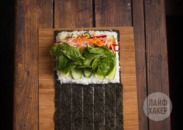 Comment faire du sushirrito: humidifiez légèrement le bord de la première feuille de nori et attachez-y la seconde