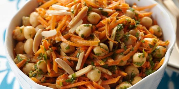 Salade de carottes et l'habillage mandélique avec pois chiche