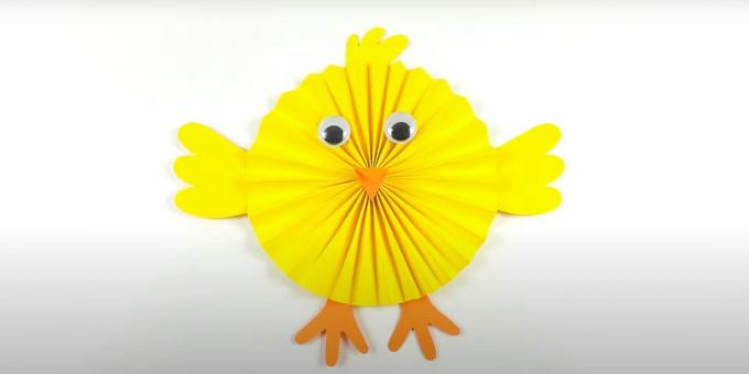 Bricolage artisanat de Pâques: poulet en papier coloré
