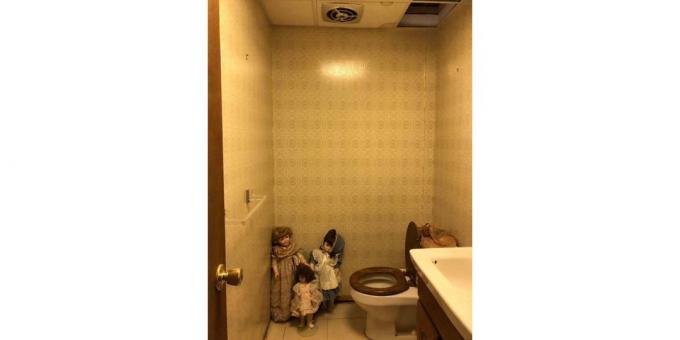 poupée dans les toilettes