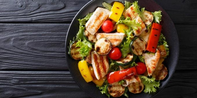 Salade grillée au poulet et légumes